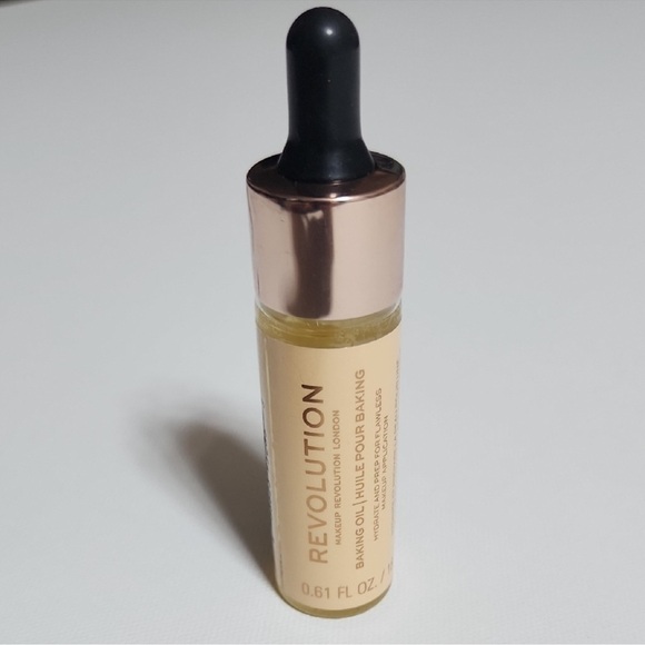 Revolution Baking Oil – 0.61 fl oz / 18 ml (Hydrating Makeup Prep Oil) - Picture 3 of 3
